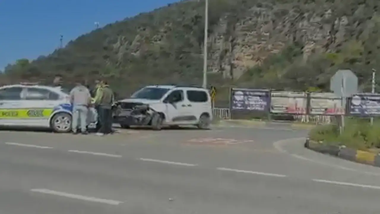 Akçaabat’ta kavşakta kaza: Orta refüje çarptı