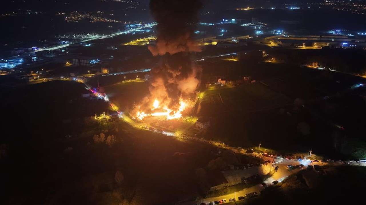 Bölgemizde depo alevlere teslim oldu: Yangın anı havadan görüntülendi