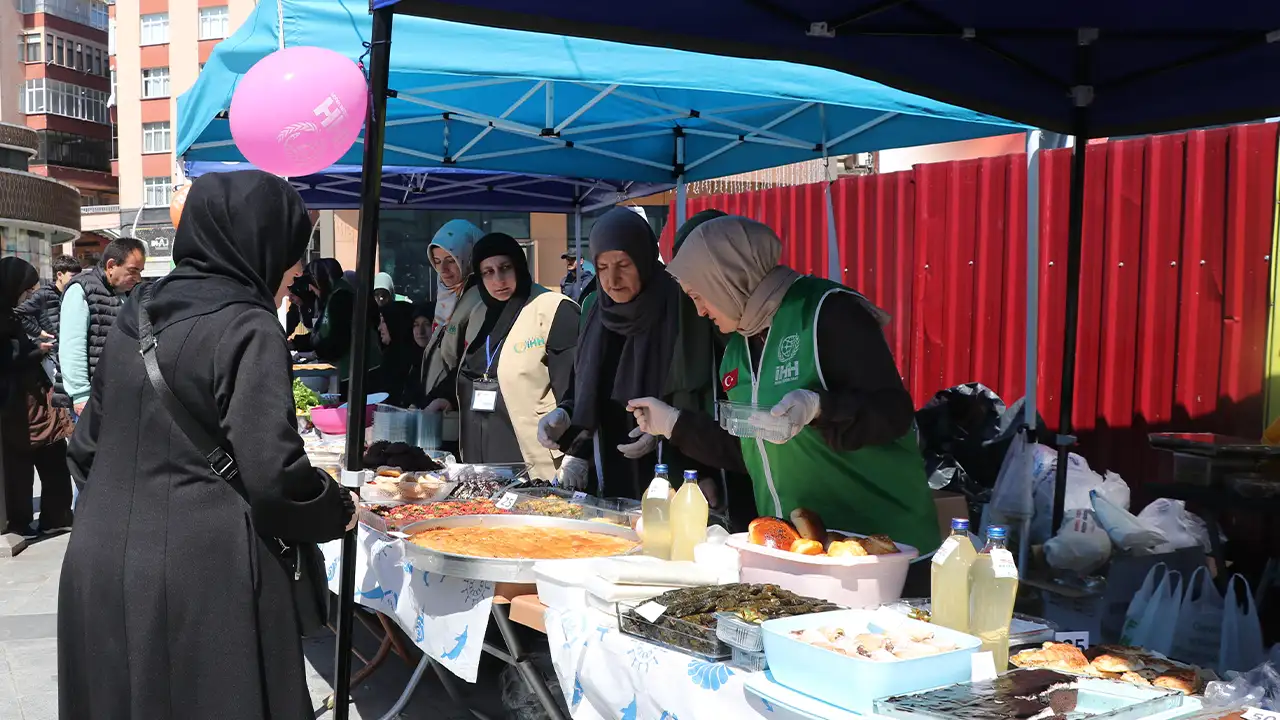 Rize’de Küresel Sumud Filosu için hayır çarşısı düzenlendi