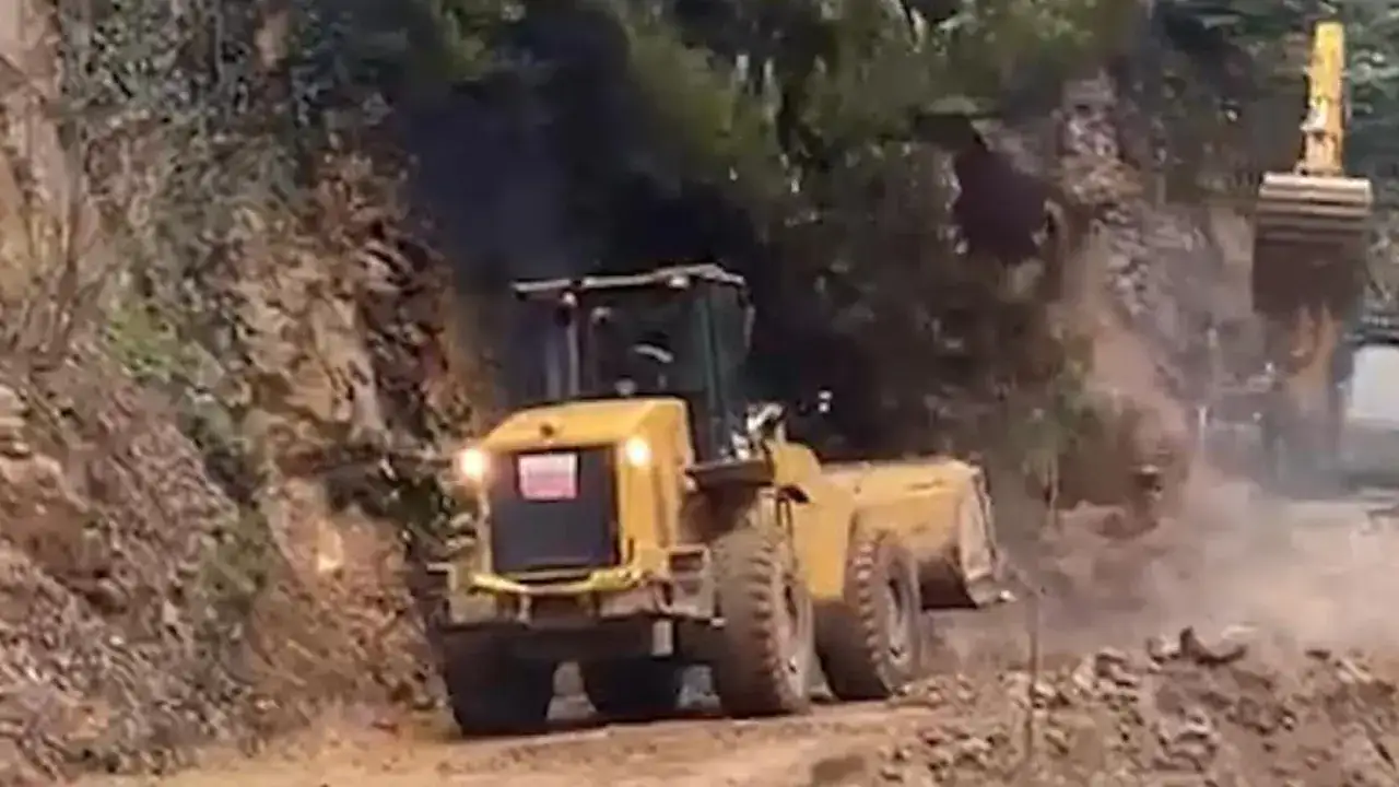 Rize’de heyelan paniği! İş makinesi son anda kurtuldu