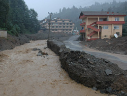 Rize'de yağmur etkili oldu