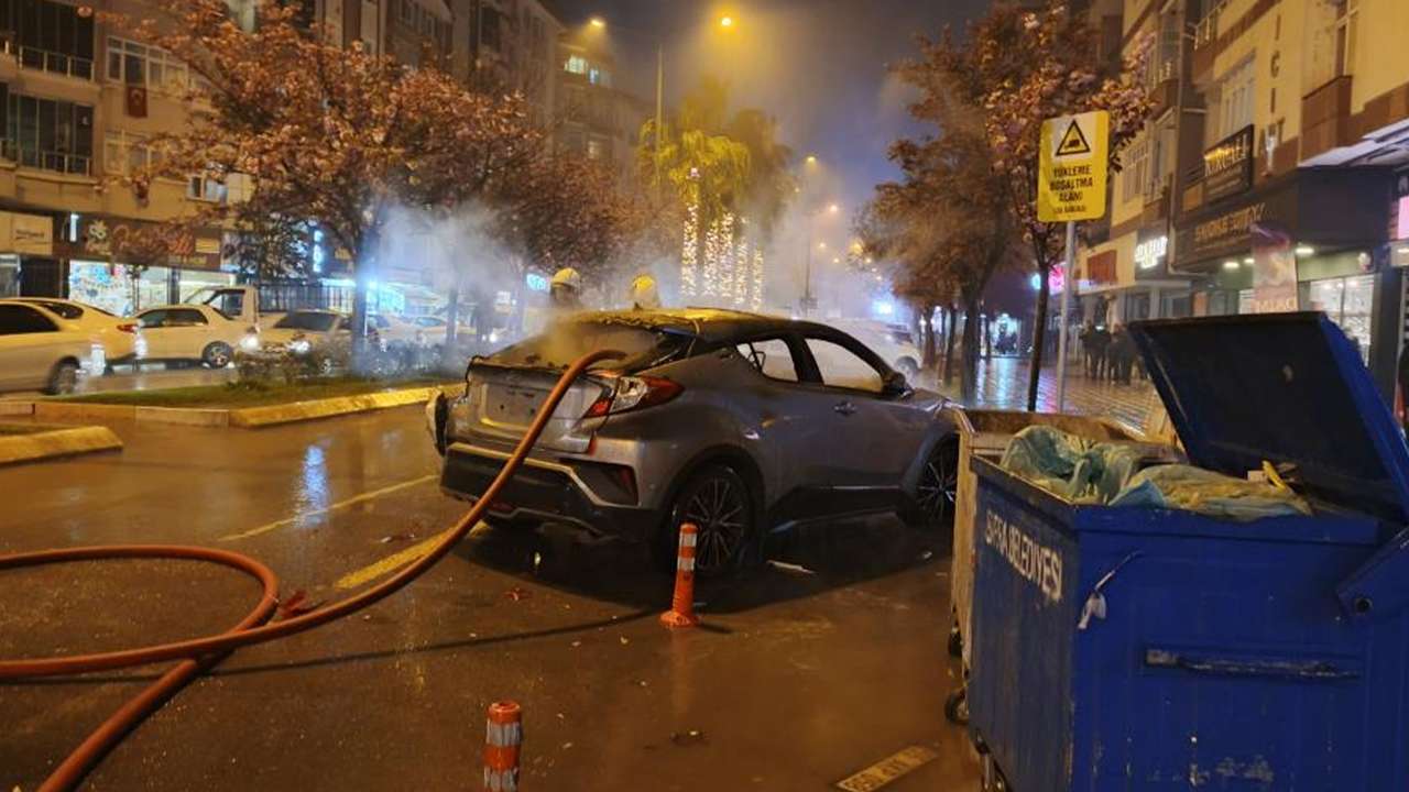Babasıyla tartışan genç dehşet saçtı: Aracını önce parçaladı sonra yaktı