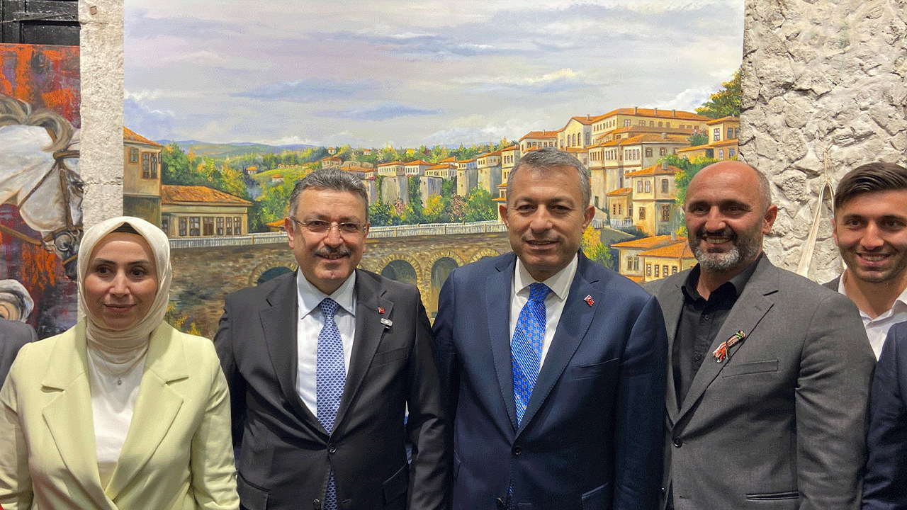 Kültür, sanat ve siyaset camiası, bu sergide bir araya geldi