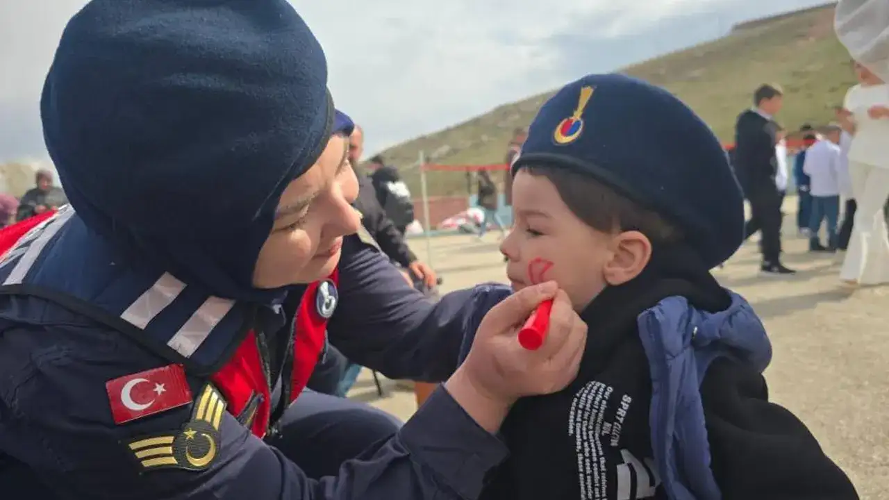 Bayburt’ta jandarma çocukların 23 Nisan sevincine ortak oldu