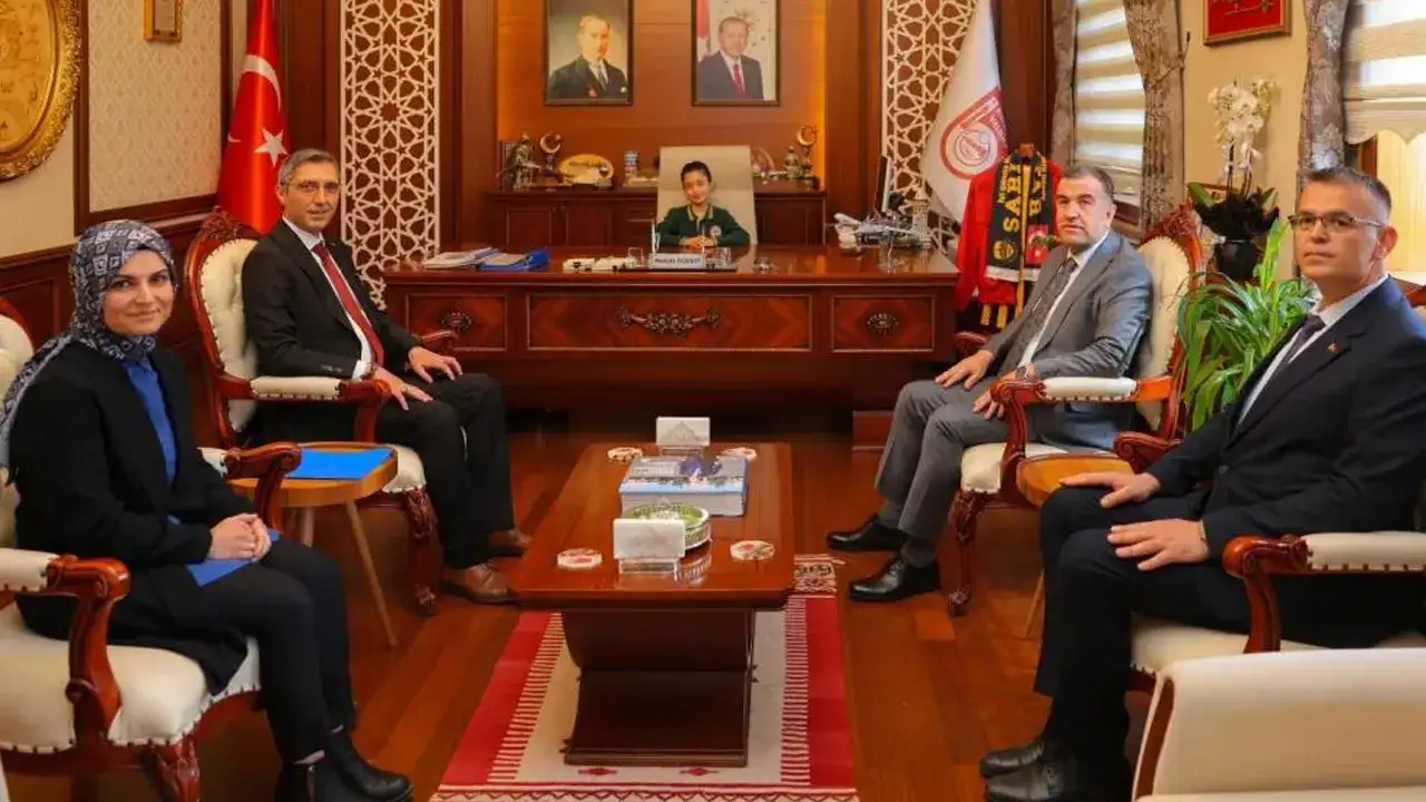 Bayburt’ta vali koltuğu 23 Nisan’da minik Ecren’e emanet