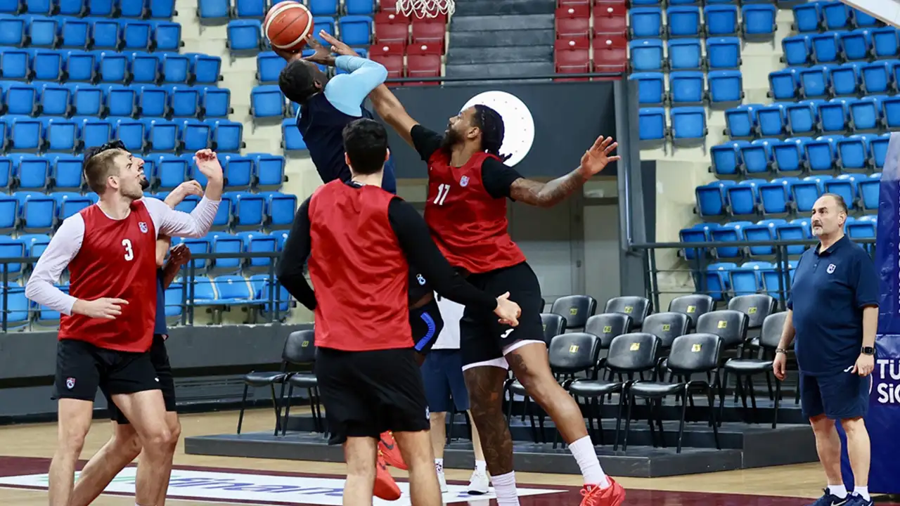 Trabzonspor'un yıldızı açıkladı: "Şu anki hedefimiz ligi ilk 4 sıra içinde bitirmek"