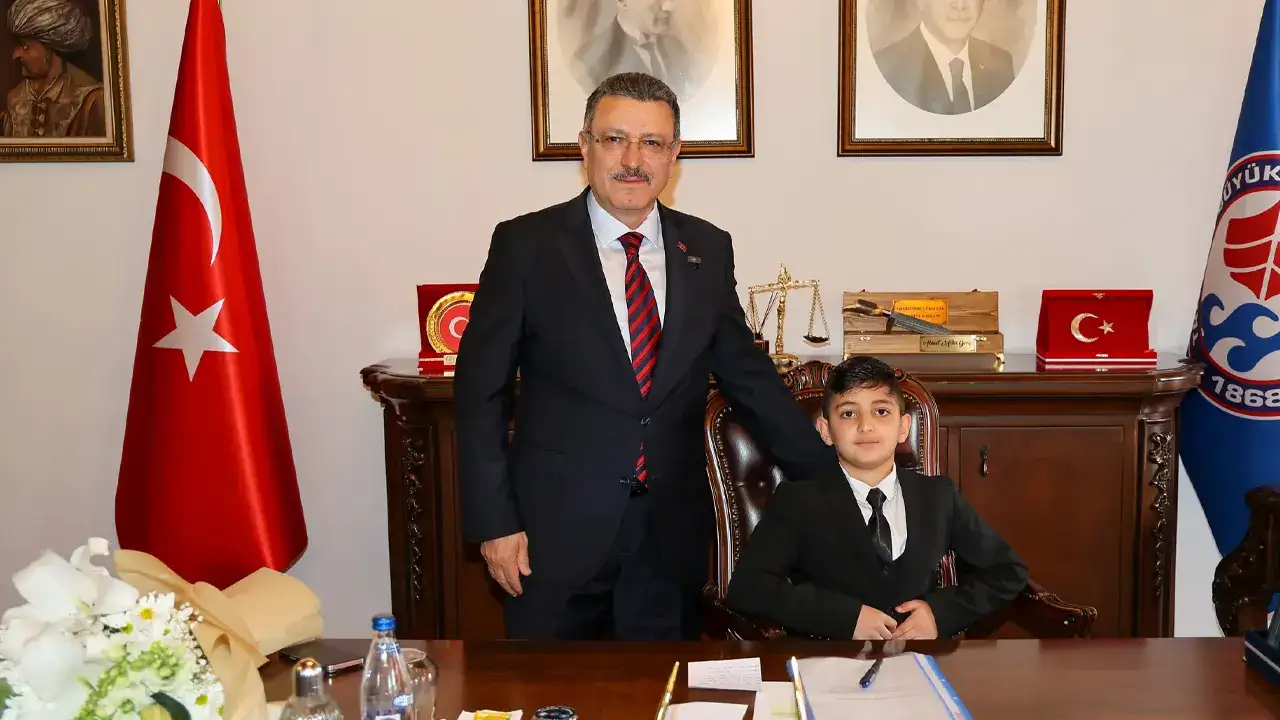 Başkan Genç'ten çocuklara özel jest! 23 Nisan'da koltuğunu devretti
