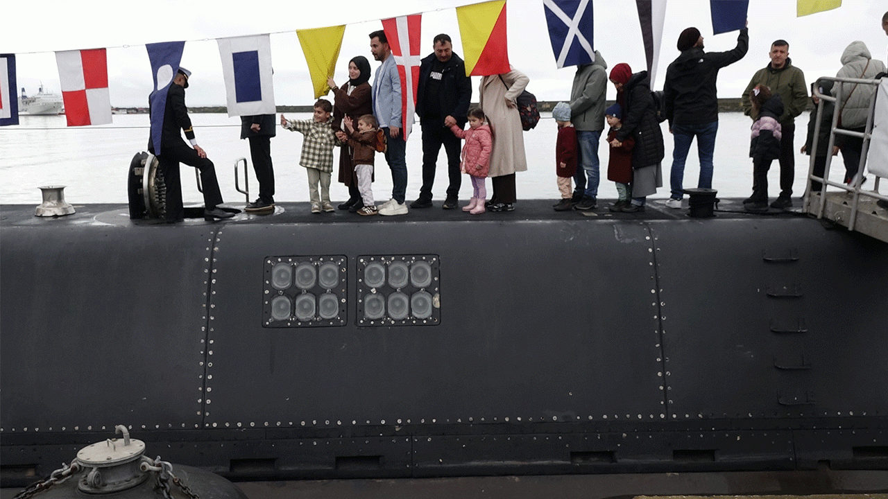 Trabzon'da çocuklardan 'TCG Preveze' denizaltısına ilgi