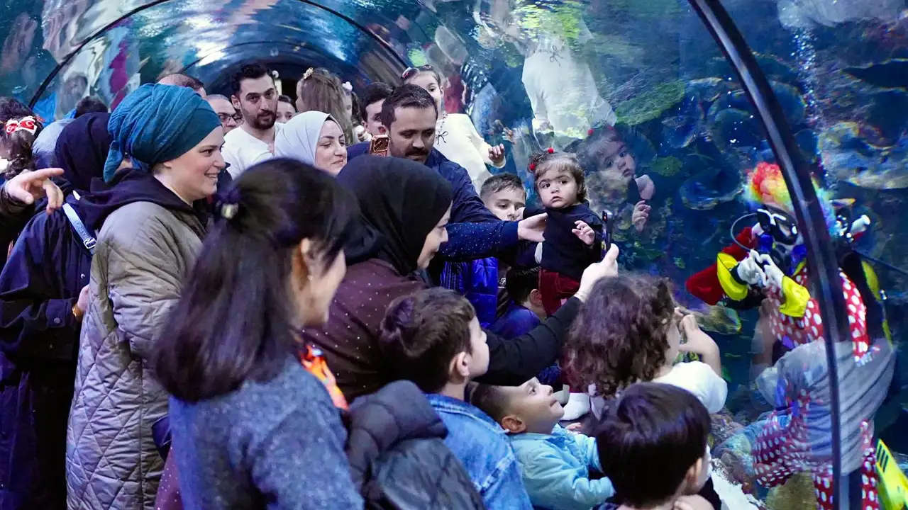 Ortahisar’da 23 Nisan coşkusu akvaryumda yaşandı