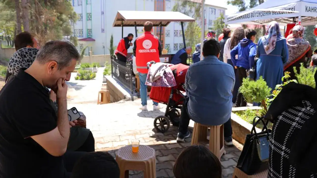 Kahramanmaraş’ta acı bayram: Hayatını kaybeden öğrenciler mezarları başında anıldı