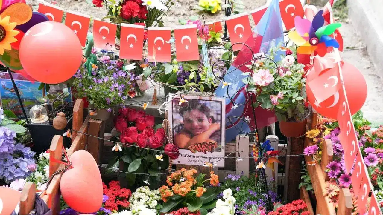 Yaşasaydı 16 olacaktı: Mattia Ahmet Minguzzi’nin kabri çiçeklerle donatıldı