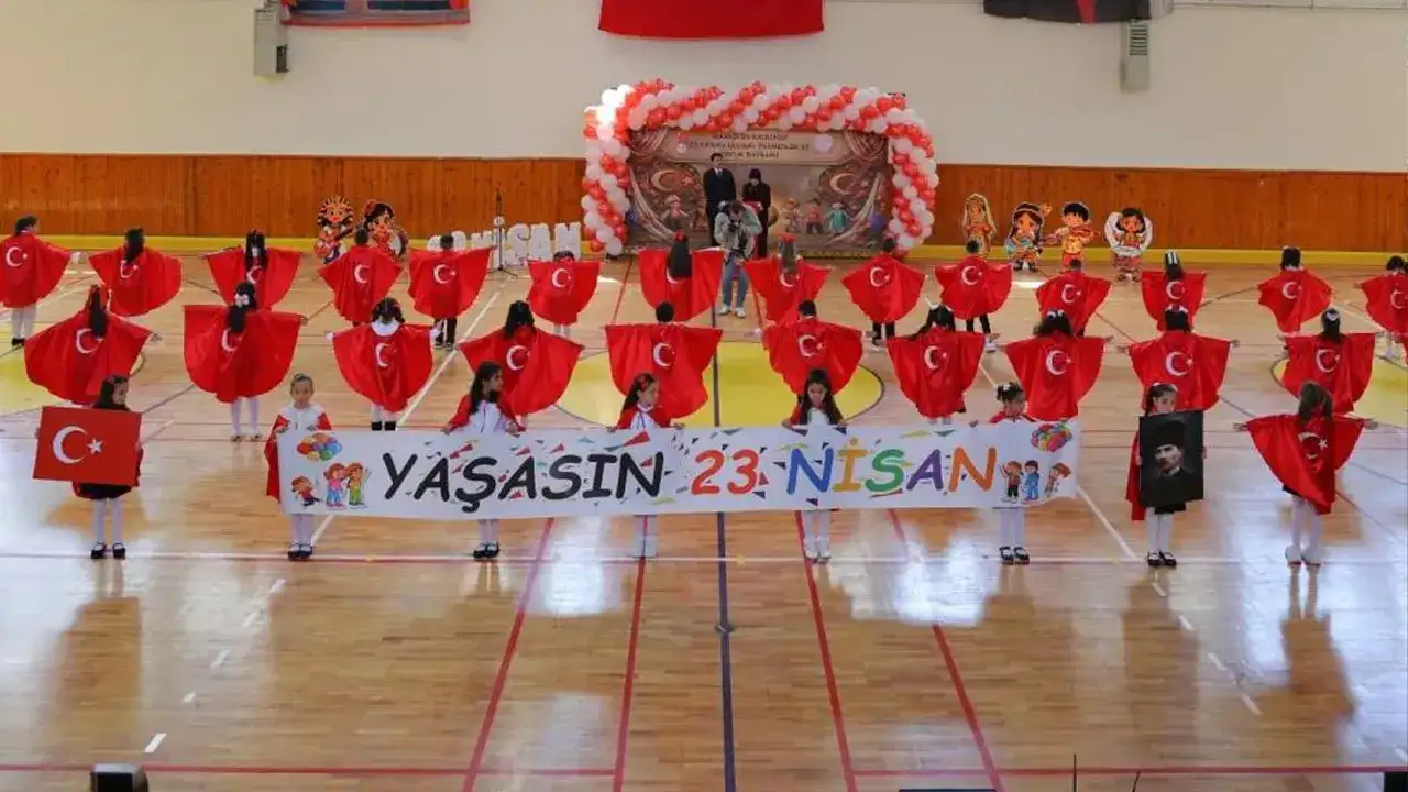 Bayburt’ta 23 Nisan coşkusu salonlara sığmadı