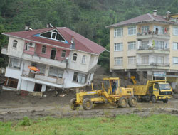 Rize'yi  yine sel esir aldı