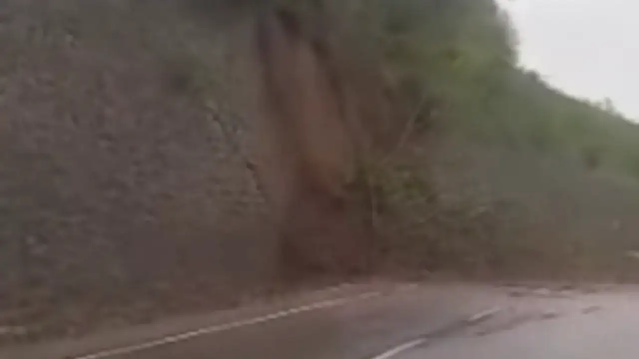 Arsin'de heyelan! Yol trafiğe kapatıldı