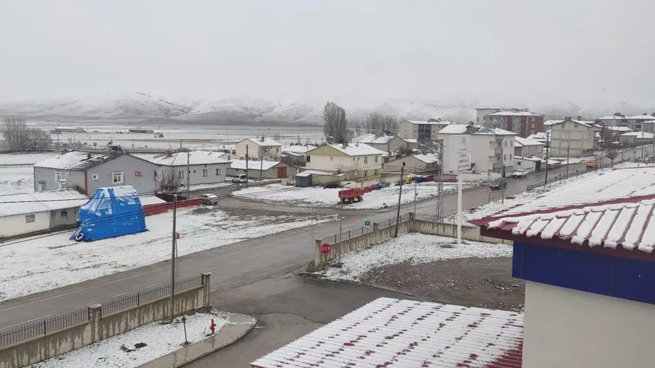 Bayburt’ta bahar yerini kara bıraktı: Nisan’da kış geri geldi