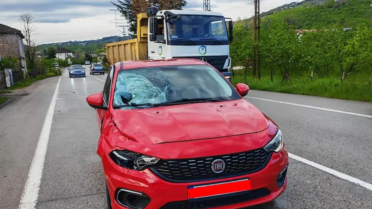 Karşıya geçmek isterken otomobil çarptı: Yaya ağır yaralı