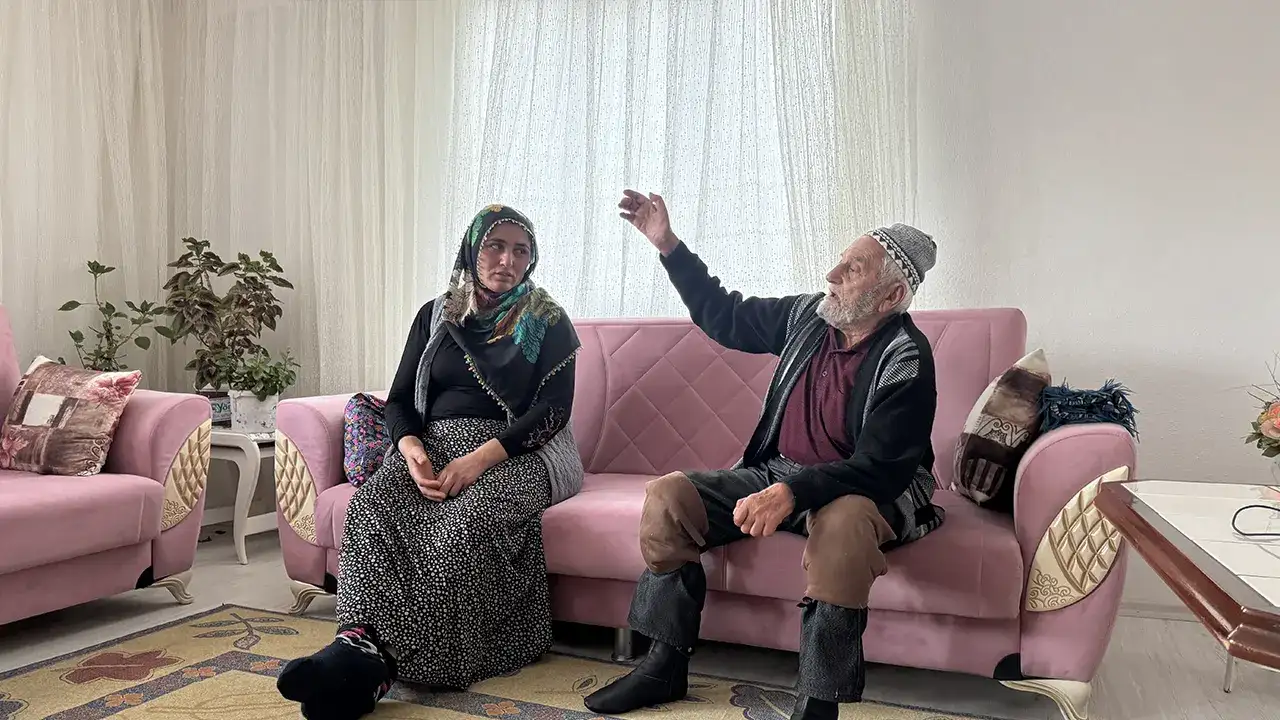 Artvin’de gelininden örnek vefa: 27 yıldır kayınpederine bakıyor