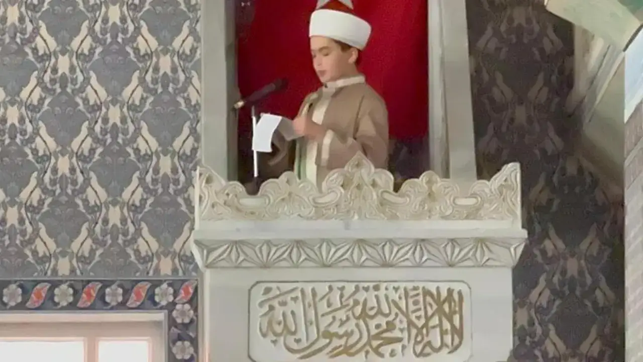 Rize’de 13 yaşındaki öğrenci cuma hutbesi okudu