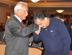 'Bu eli öpmekte geç kaldın'