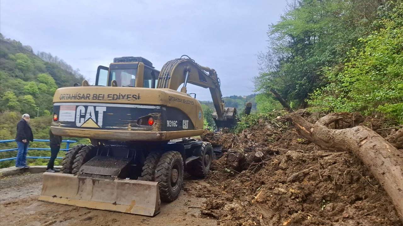 Ortahisar'da sağanak sonrası heyelan mesaisi