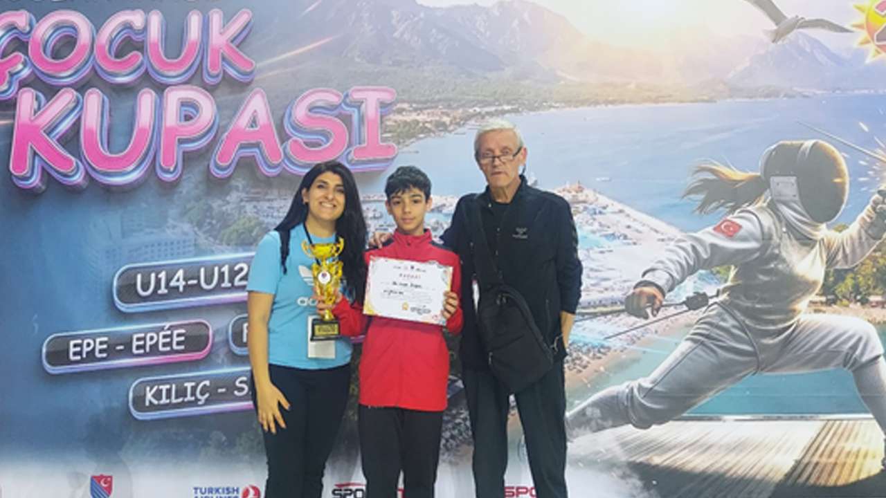 Trabzonlu eskrimciler Antalya’da kürsüye çıktı! Ali Ayaz Özbay üçüncü oldu