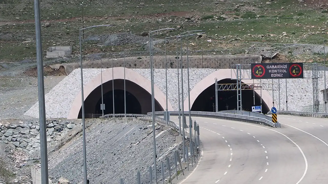 Rize’de sürücülere kritik uyarı: Tünelde trafik tek şeride düştü