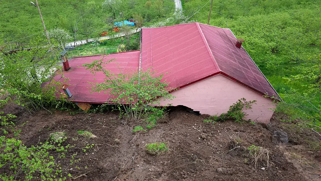 Trabzon’da heyelan evi yuttu! Facia kıl payı atlatıldı