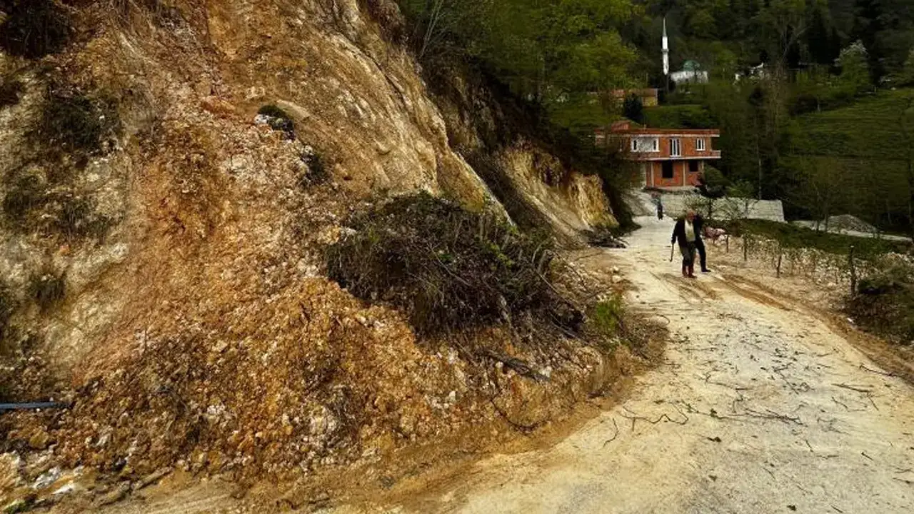 Araklı’da heyelan alarmı! İki mahallede toprak hareketliliği sürüyor