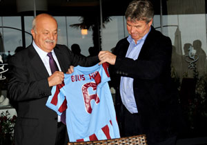 TS'den Hiddink'e yemek!