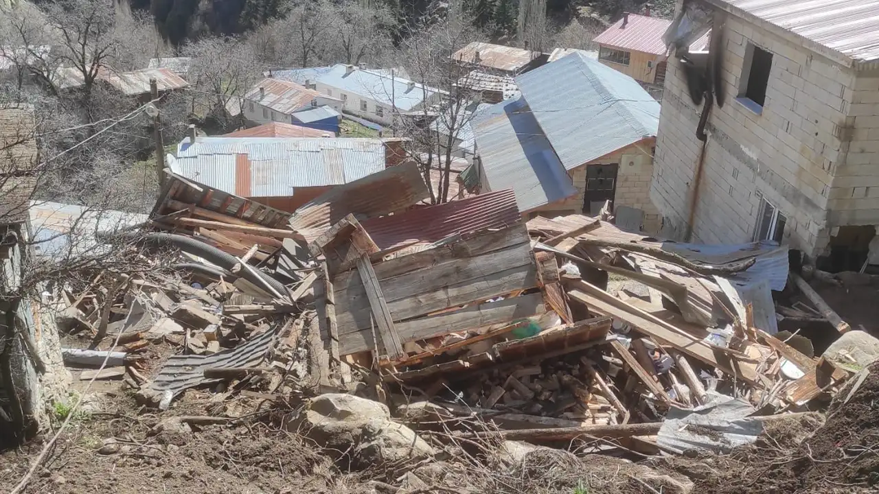 Artvin’de gece korkutan olay: Kaya parçaları lojmana isabet etti