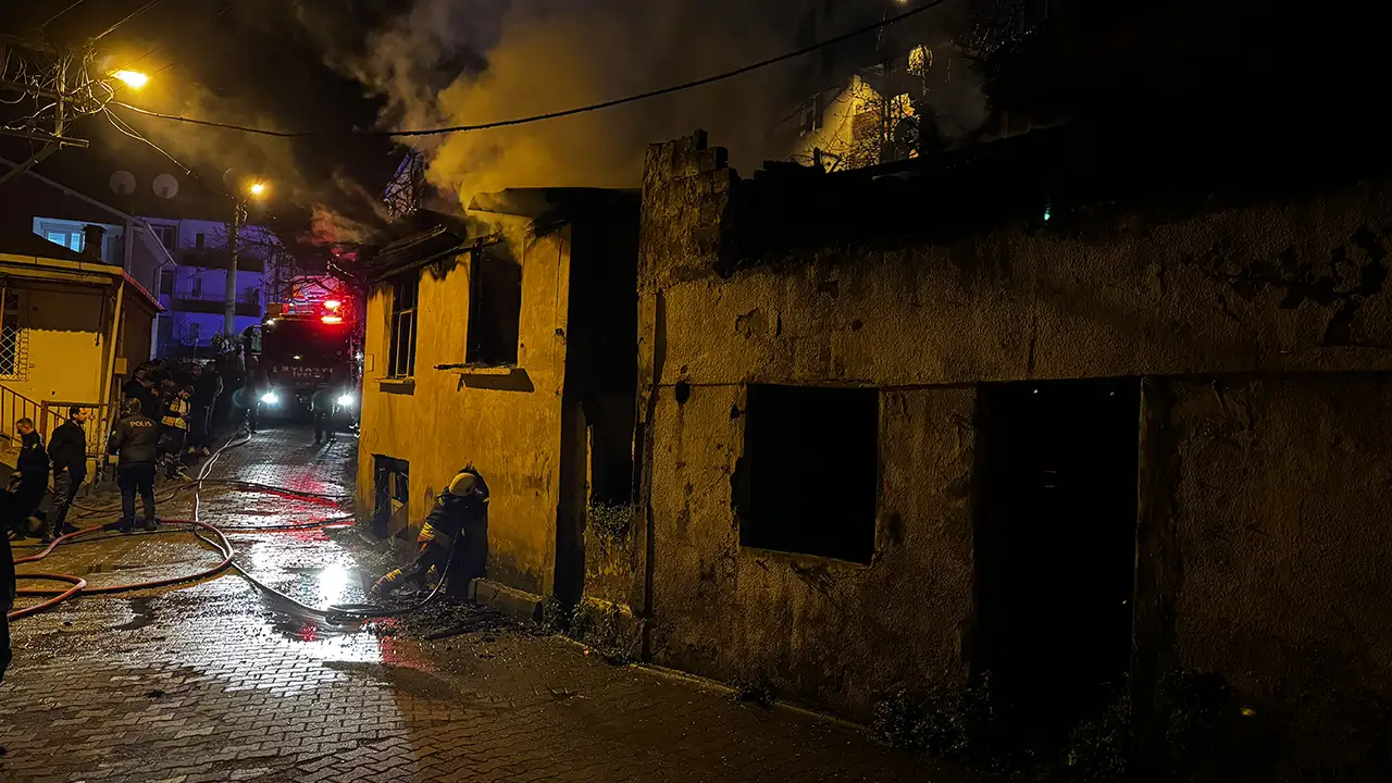 Ordu'da 2 katlı evde yangın: bina kullanılamaz hale geldi