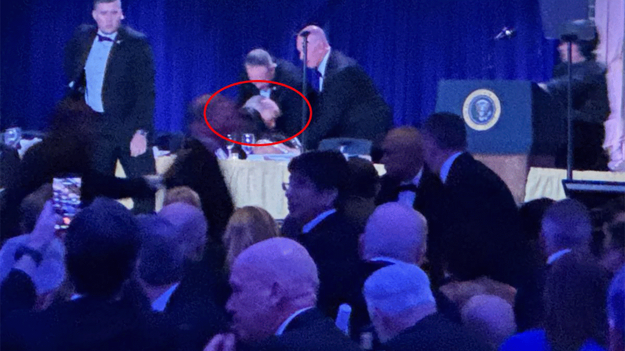 ABD Başkanı Trump'ın yemeğinde silahlar patladı: Melania Trump masanın altına saklandı