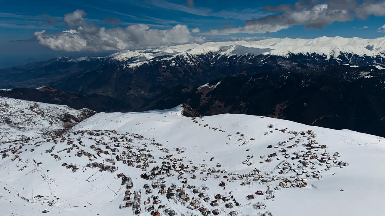 Trabzon'da karlar altında kalan yaylalar havadan görüntülendi