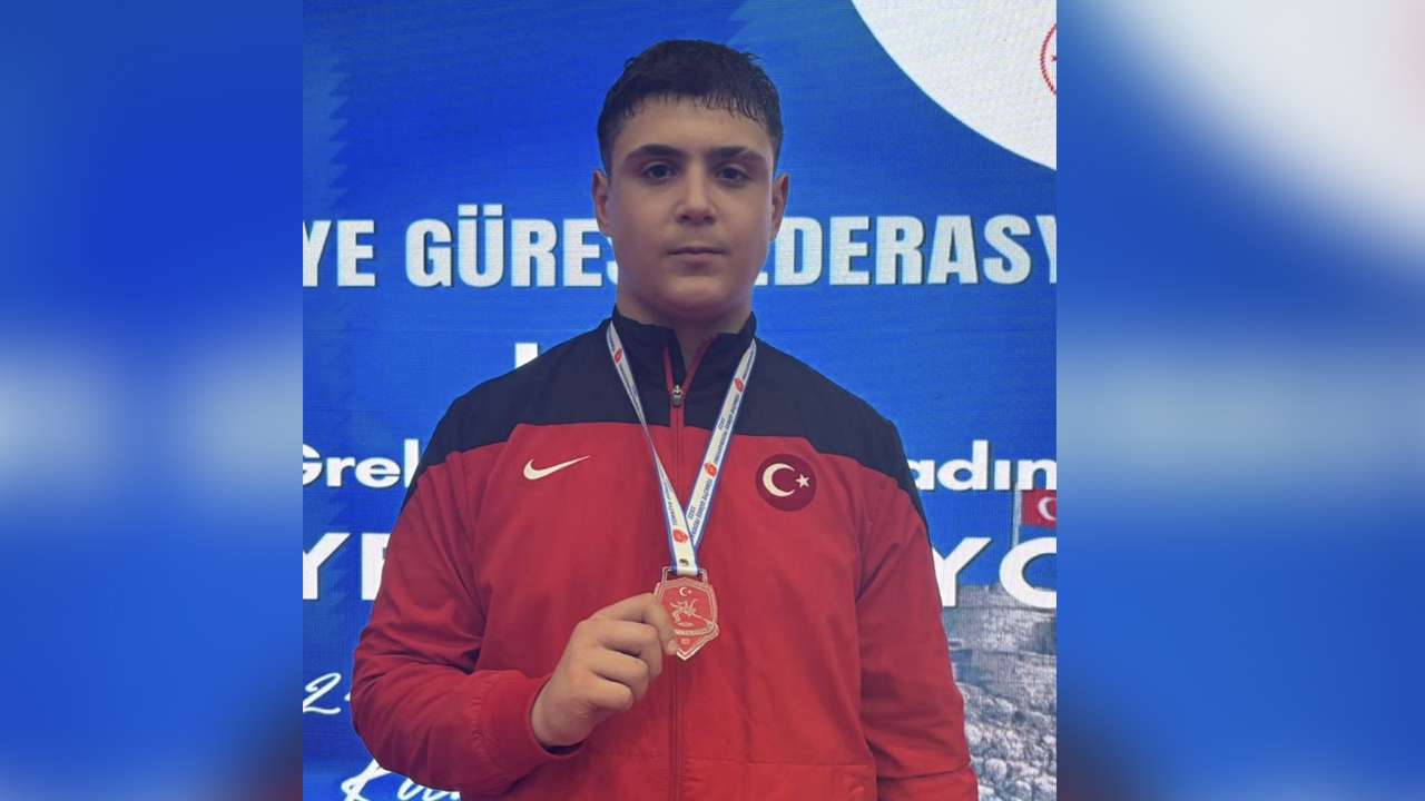 Emir Asaf Sağır, U15 Türkiye Güreş Şampiyonası’nda ikinci oldu