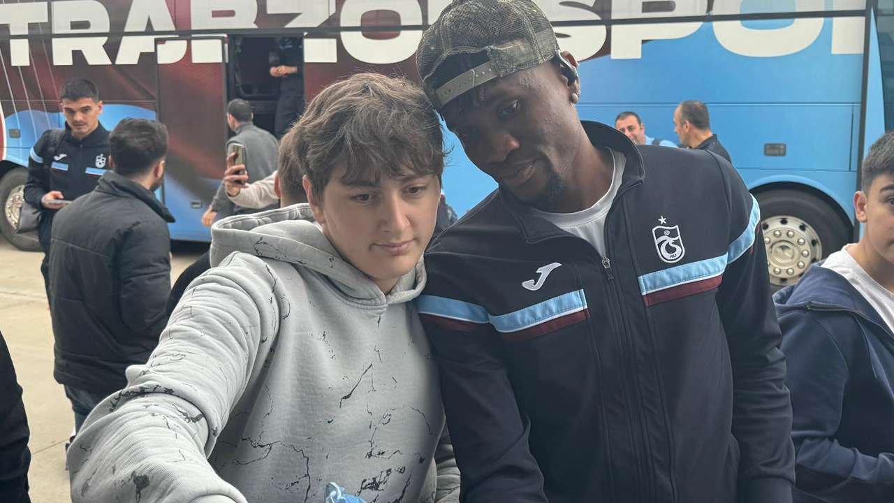 Trabzonspor’a havalimanında yoğun ilgi! Taraftar futbolcuları yalnız bırakmadı