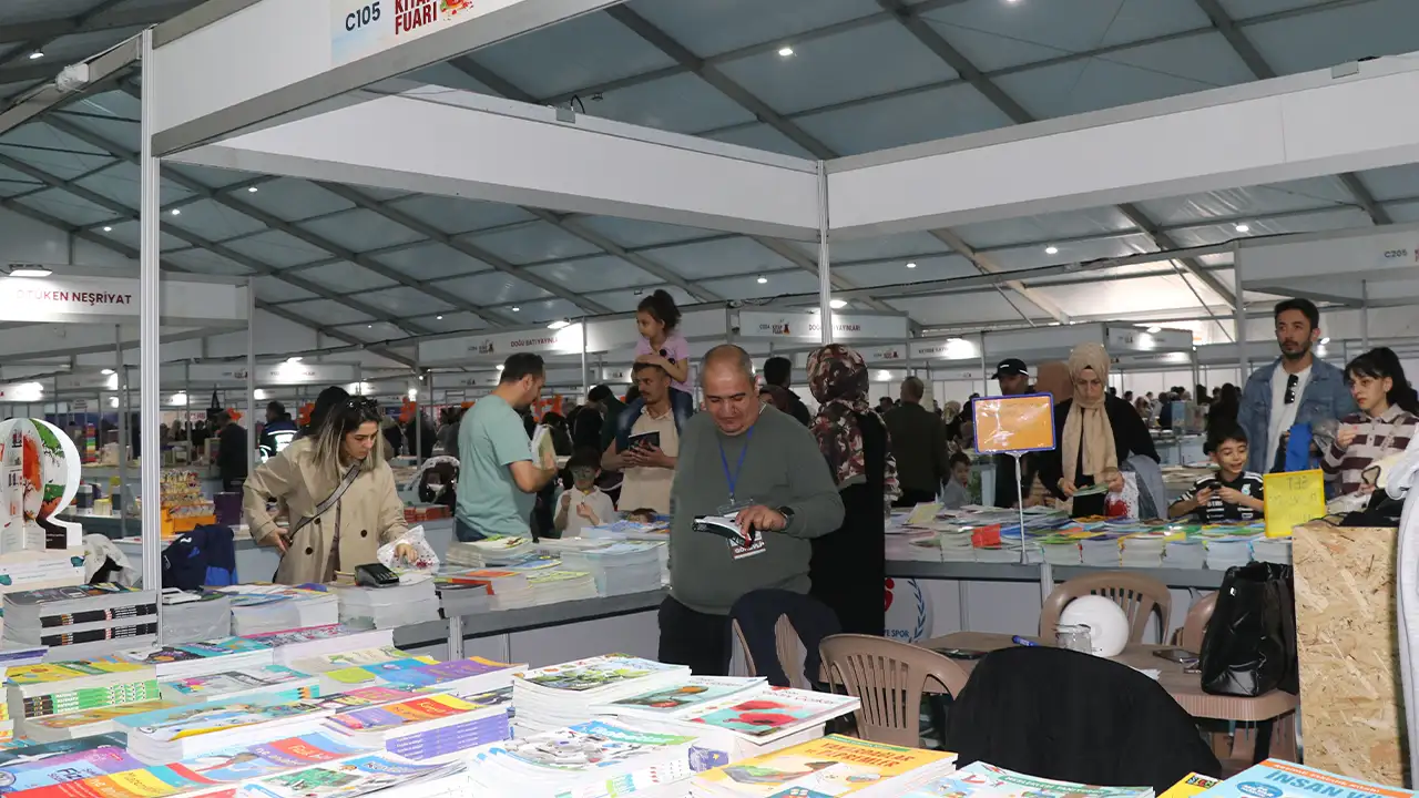 Rize’de 3. Kitap Fuarı kapılarını açtı, ziyaretçi akını sürüyor