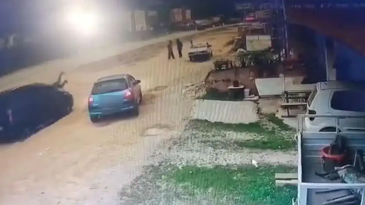 Önce konuştu, sonra çarptı! O anlar kameraya yansıdı