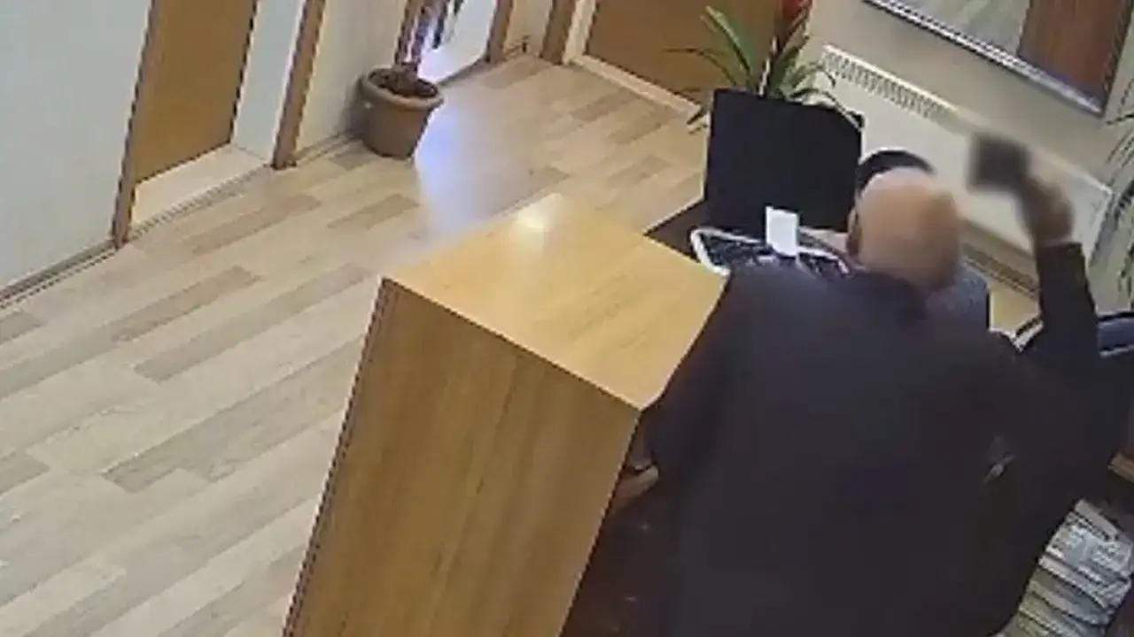 Belediye binasında satırlı saldırı kamerada