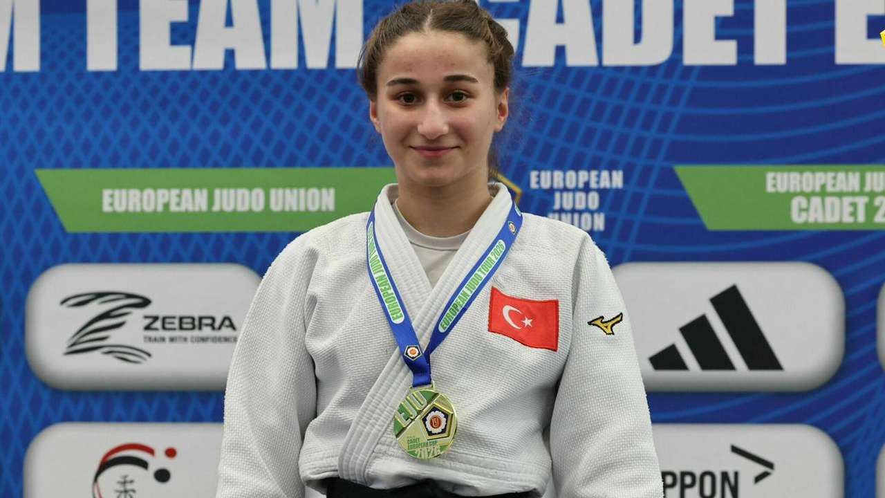 Trabzonlu sporcular gövde gösterisine devam ediyor! Yağmur Yılmaztürk’ten bir altın daha