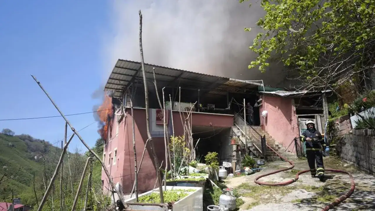 Giresun’da ev yangını! Kur’an-ı Kerim yanmadı