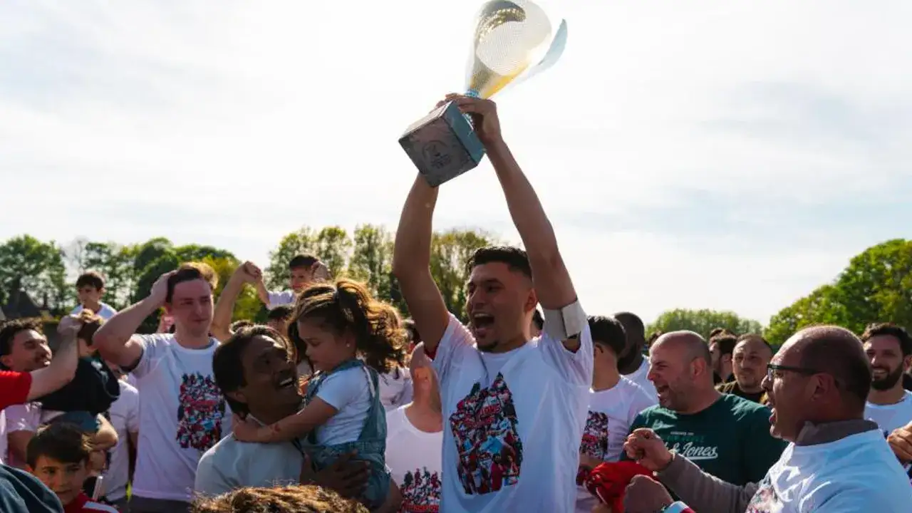 Belçika’da Türk takımı tarih yazdı! FC Anadol şampiyon oldu