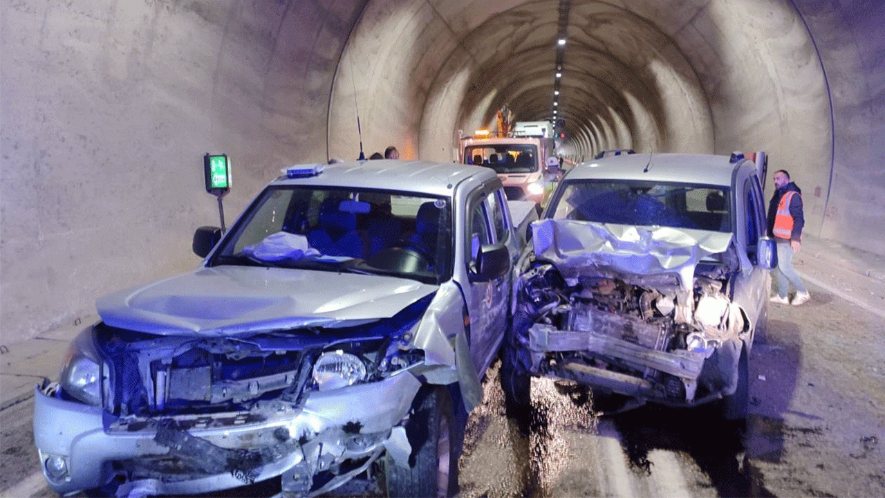 Hafif ticari aracın pikapla çarpıştığı kazada 7 kişi yaralandı
