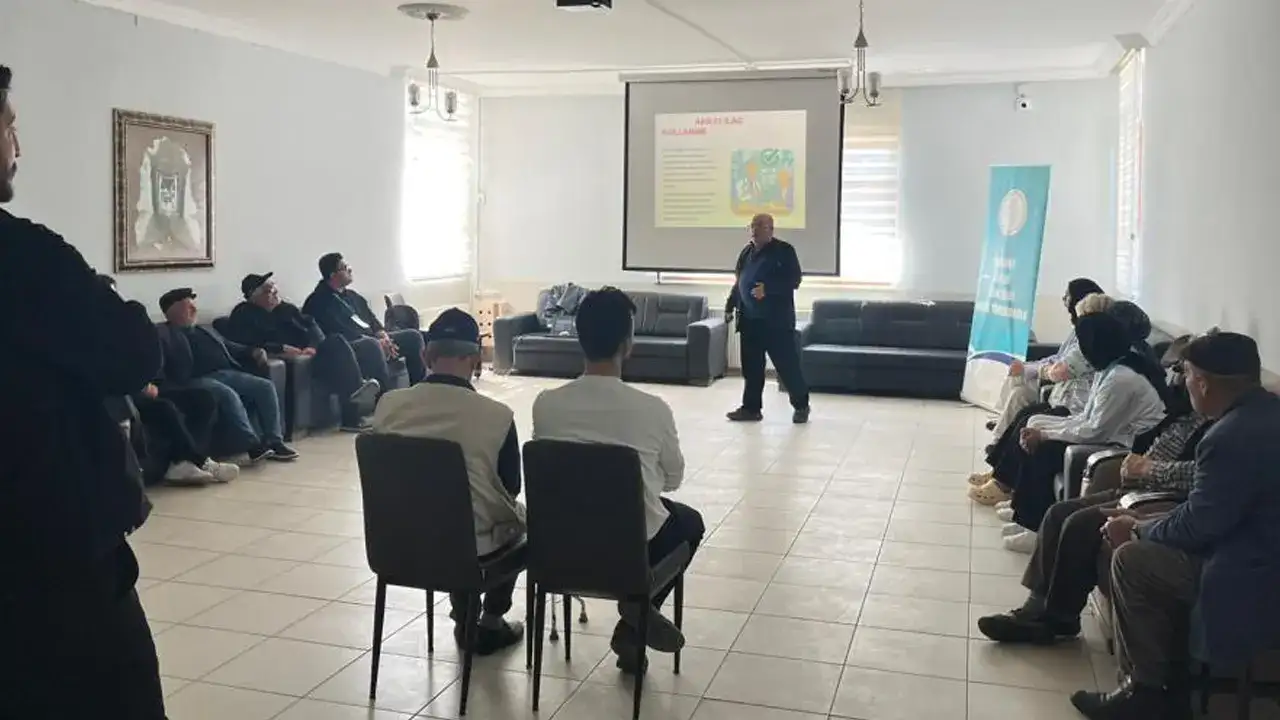 Huzurevinde akılcı ilaç kullanımı semineri düzenlendi