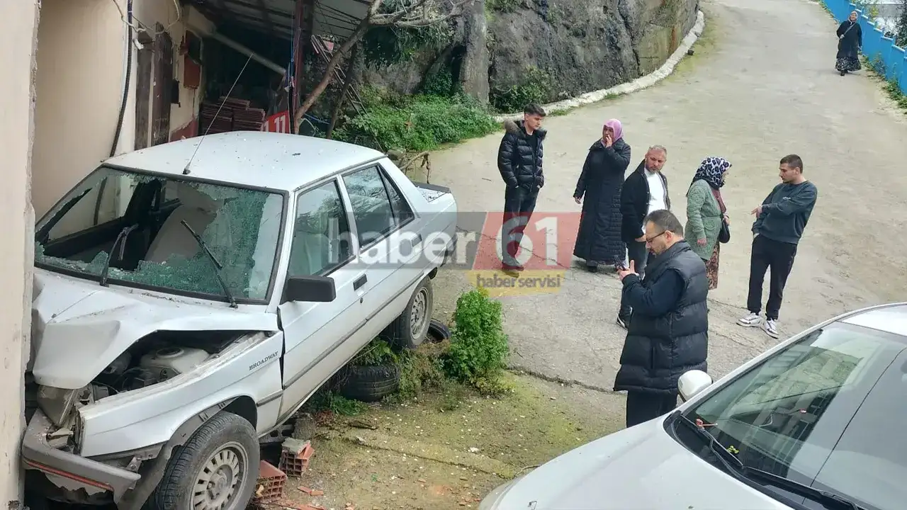 Trabzon'da virajı alamayan araç eve çarptı