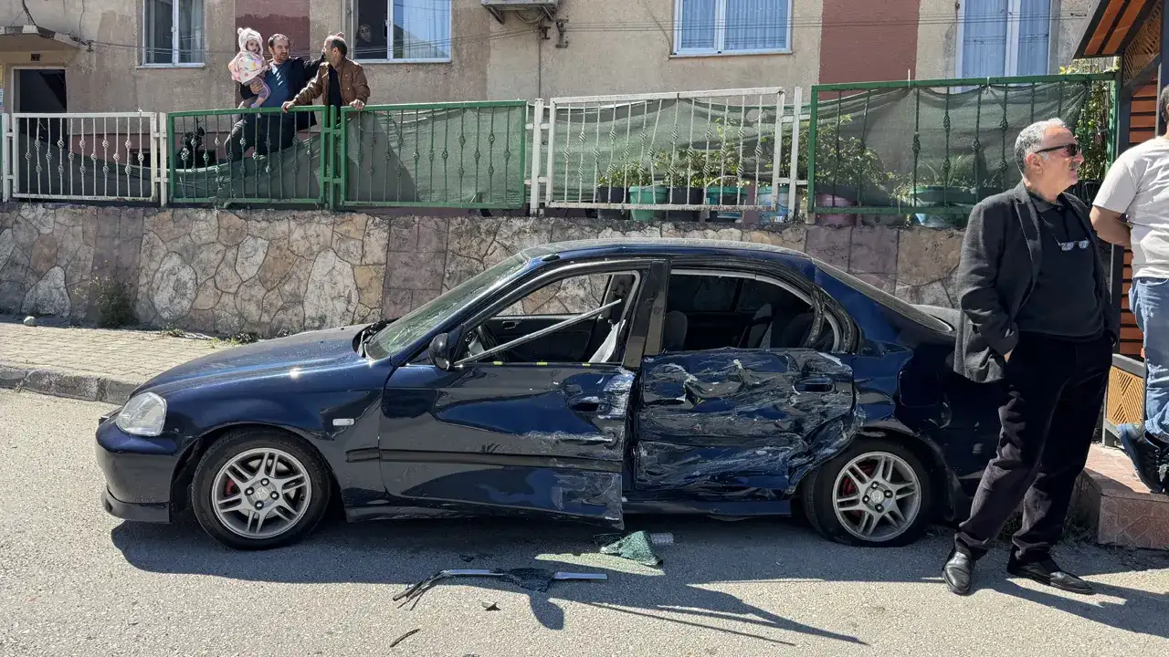 Artvin’de panelvan ile otomobil çarpıştı: kaza kamerada