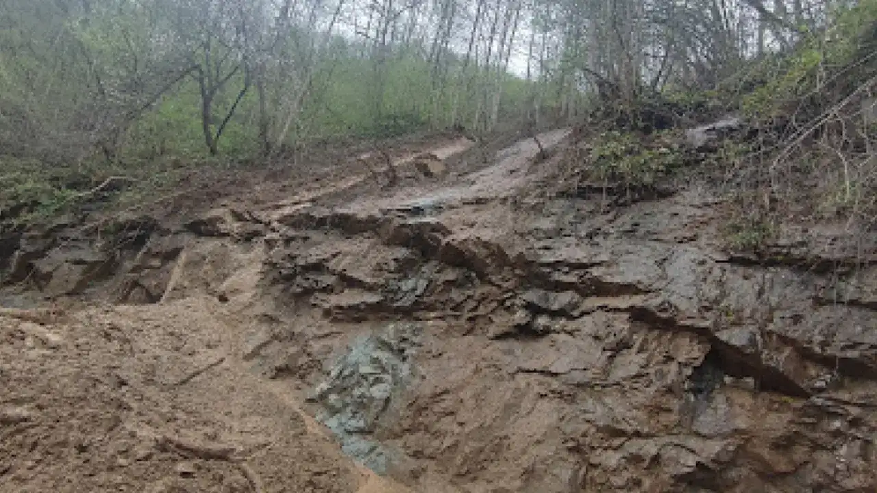 Trabzon Köprübaşı’nda heyelan yolu yeniden ulaşıma kapattı
