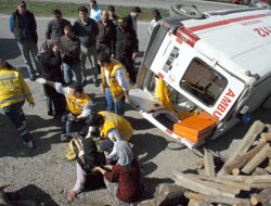 Ambulans devrildi: 5 yaralı