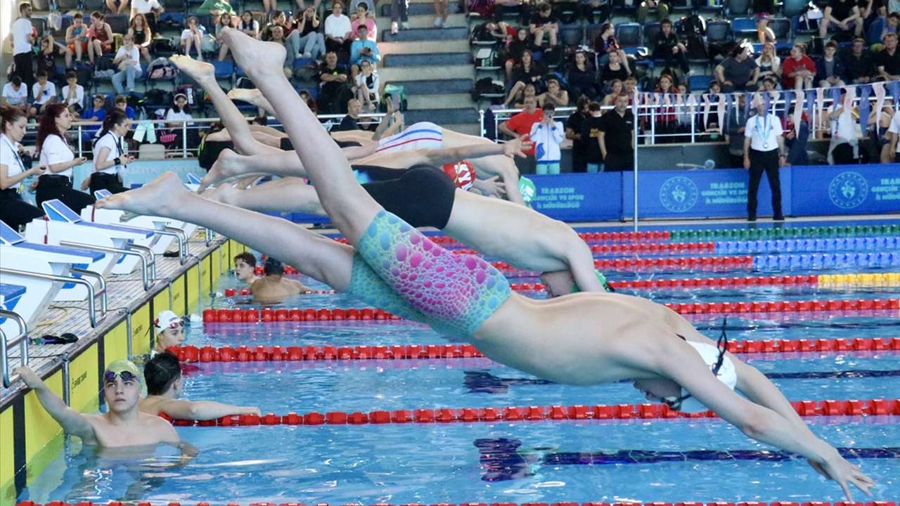 Trabzon’da düzenlenen yüzme müsabakalarında ilk gün tamamlandı