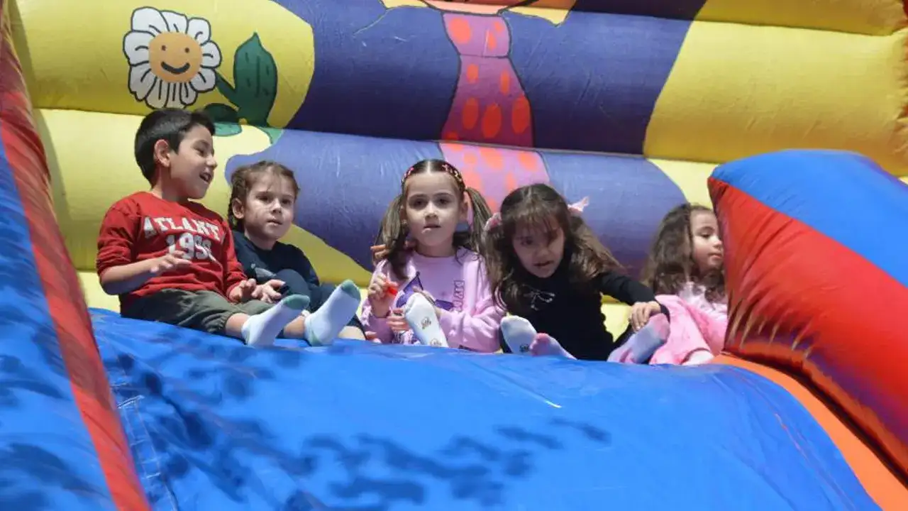 Ünye’de 23 Nisan coşkusu: Minikler doyasıya eğlendi