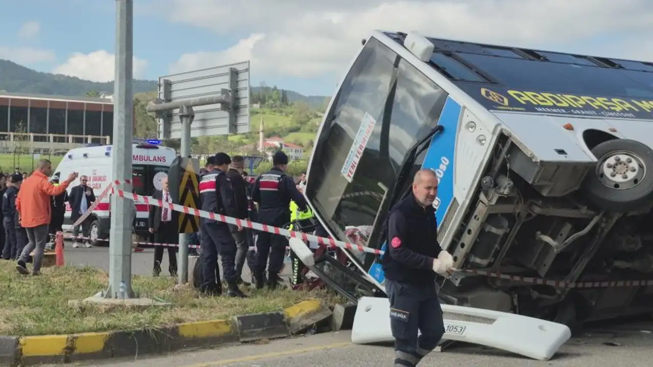 Öğrenci otobüsü otomobilin üzerine devrildi: 46 yaralı